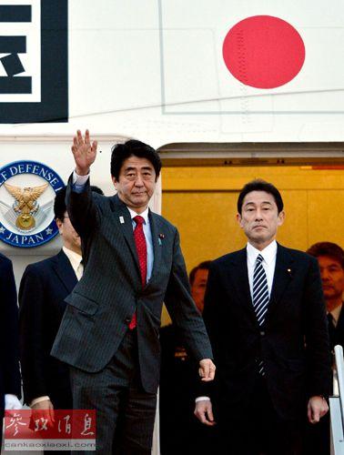 资料图:安倍晋三(左)在外相岸田文雄(右)等人陪同下乘机前往美国.