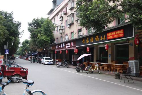 街坊情 ,以及晚上众多美食的"卖力表演",早已成了青白江人难以割舍的