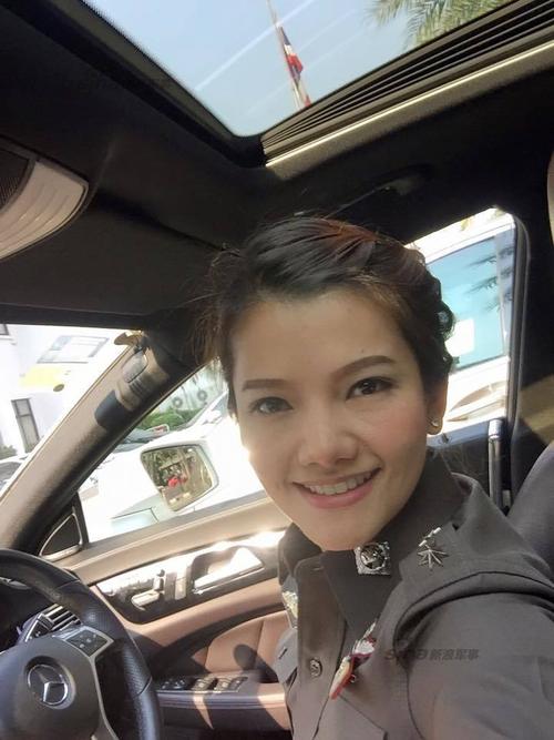 长相太撩人 泰国美女警花爆红网络