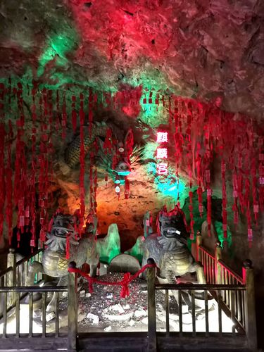 贵阳市黔灵山公园有个麒麟洞