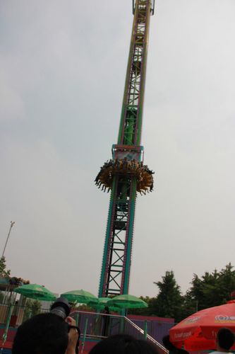 太空飞梭是富华游乐园最新引进的山东省首台高空刺激性大型游乐项目