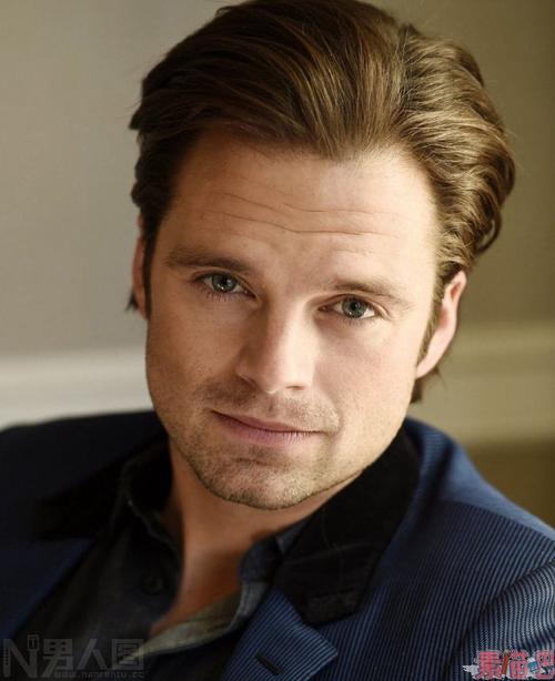 罗马尼亚裔美国演员塞巴斯蒂安斯坦帅气西装写真