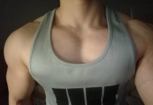 男生的胸肌可以练到多大?这些照片告诉你,5个动作,练