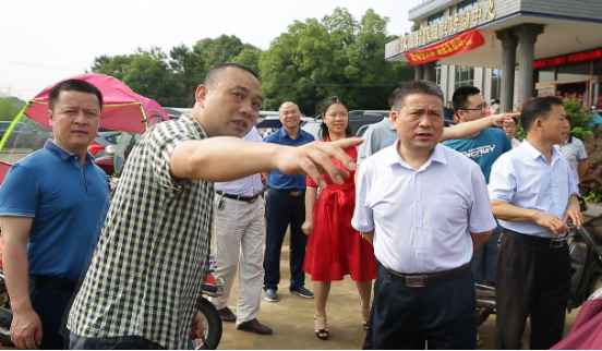 月 日上午,副市长石勇辉莅临孙家湾镇李家山村委会视察"两癌"免费