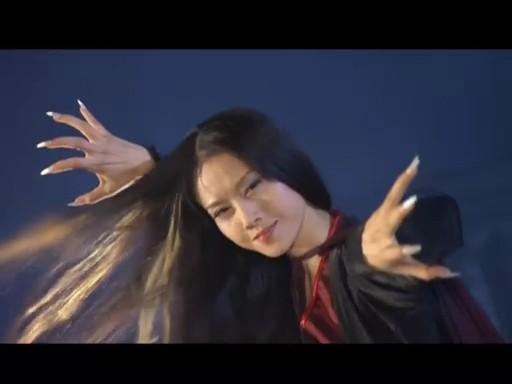 2001年,张纪中一再地邀请杨丽萍出演《射雕英雄传》里的梅超风.