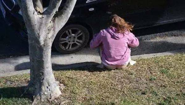 澳女一大早吓坏了,有个陌生女人在自家草坪"便便