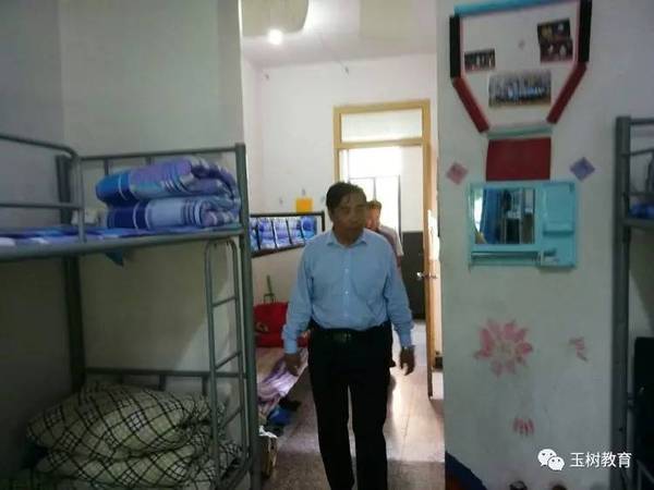 三江源的重托 一州教育局回访什邡市七一中学