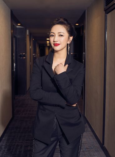 "豪门阔太"罗海琼,穿搭简约素面朝天,有钱有实力根本不怕衰老