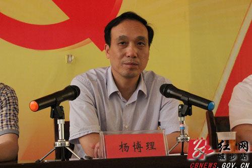 湖南省城步县委副书记,县长杨博理为威溪乡党员上党课