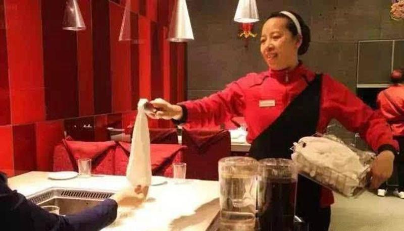 海底捞的员工一个月能赚多少钱?说出来你都不信