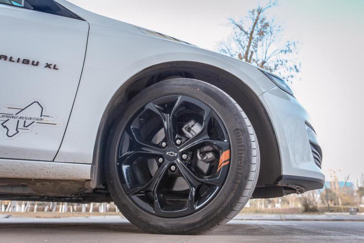 花瓣状18寸熏黑轮毂,搭配马牌245/45 r18宽胎 ,提供极佳抓地力