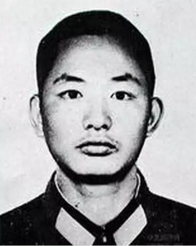 战斗中,杨国跃的右腿被炮弹炸伤,鲜血直往外流,杨国跃顾不上包扎伤口