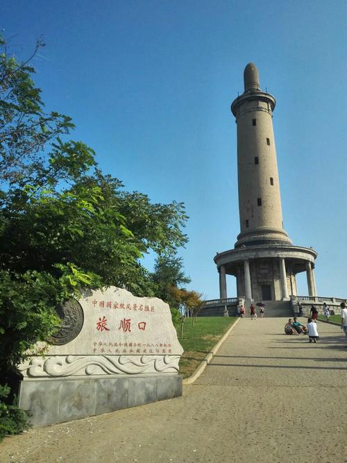 该塔位于辽宁省大连市旅顺口区白玉山顶,塔高66.