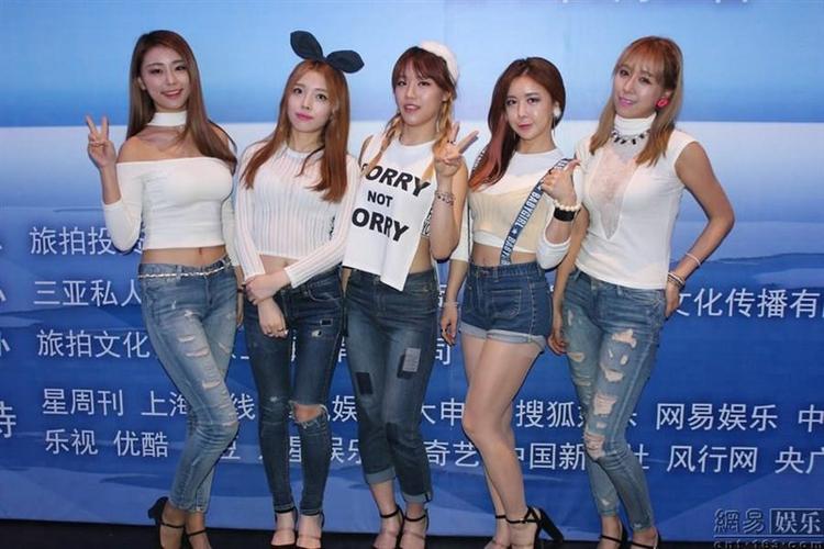 演艺吧首页 明星经纪 ->正文 韩国知名女团switch来到上海出席活动.