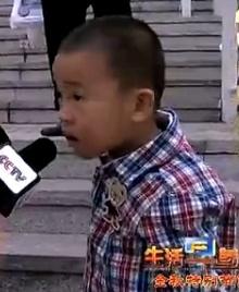 央视街访《你回家吃饭吗》遭熊孩子给"一枪"你们怎么看这个熊孩子?
