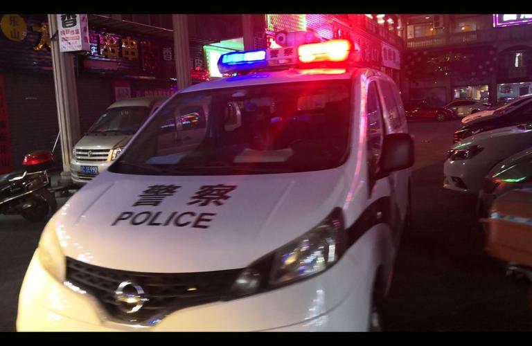 热心朋友连忙报警 警察和120救护车也及时到场 经初步检查 救护人员