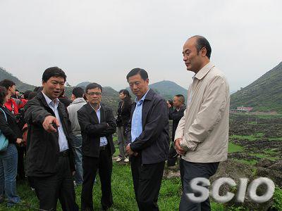 晴隆县委书记许风伦与晴隆县县长姜仕坤等人介绍