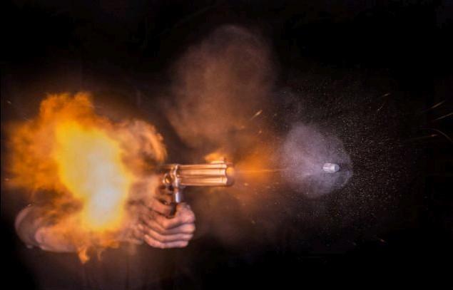 高清:摄影师抓拍子弹射出枪管震撼瞬间