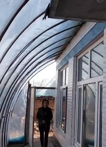 东北农村房屋"贴膜",靠贴塑料膜支大棚保暖,物美价廉