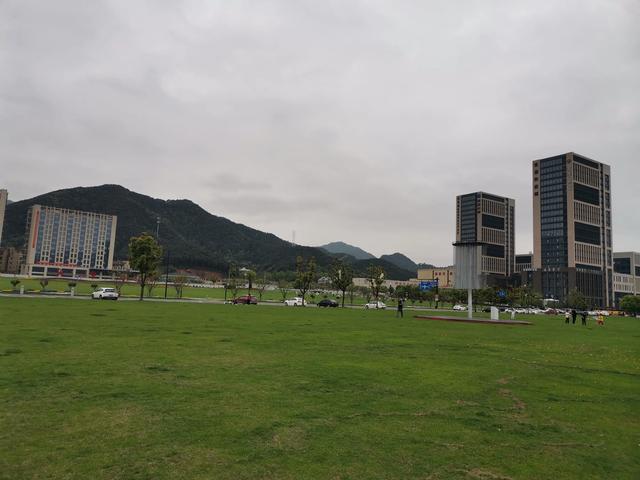 野生动物园旁的富阳银湖公园,杭州最大的草坪在这里