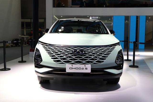近日,在2021广州车展上,奇瑞发布了旗下全新suv车型omoda 5,新车风格