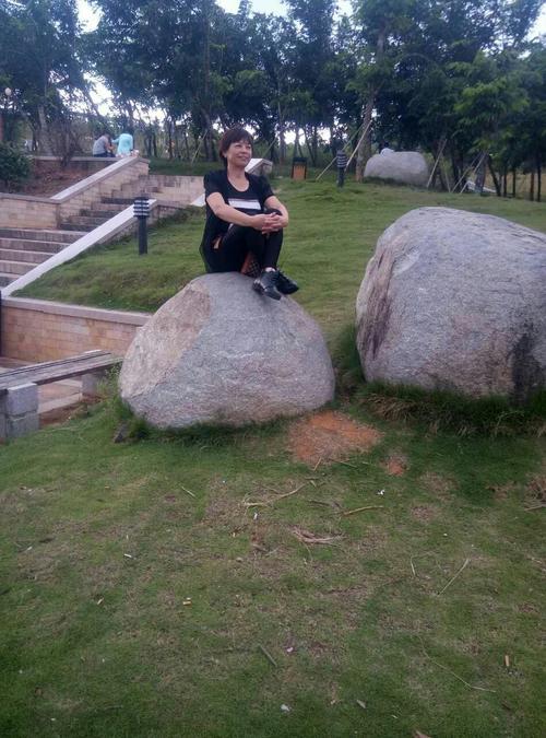 这个美女坐在石头上望天边