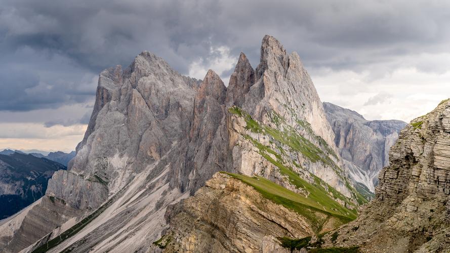唯美壮观的山峰高清摄影桌面壁纸图片