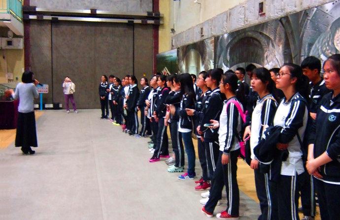 上海向明中学同学在聚变大厅内听讲解