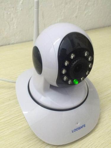 wifi无线高清摄像头你的千里眼可360度转动双向语音适合家居公