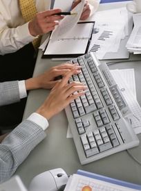 玩游戏猛敲键盘时 或 笔记本电脑键盘不小心被用力碰了一下 电脑就