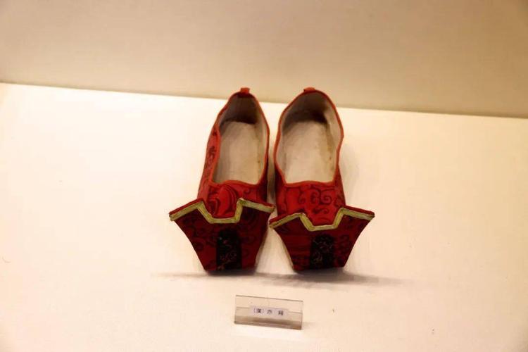 借助声光电雕塑等现代化手段,展示了鞋子的起源,种类,名称,发展过程