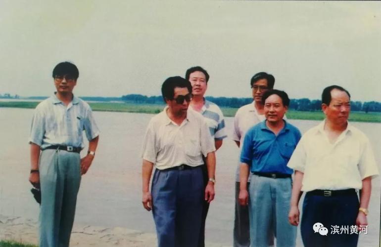 8洪水期间,时任地委书记王道玉(左二)在时任局长周月鲁,副局长许万智