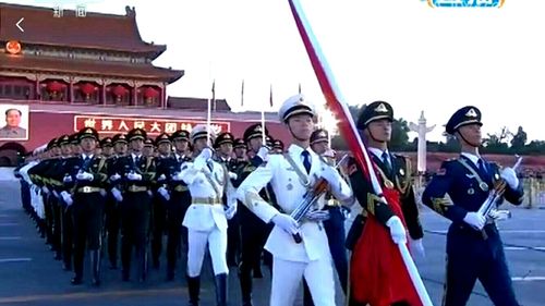 就看见新闻联播上正播放着中国人民解放三军仪仗队,从天安门跨过