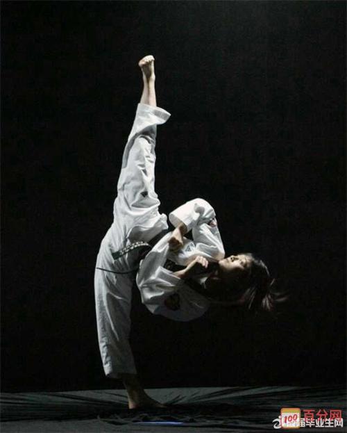 腿为主,以手为辅,主要关节武器化 跆拳道持术方法中主导地位的是腿法