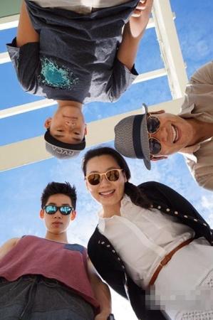 林依轮全家福曝光 一家四口各地旅游幸福满满