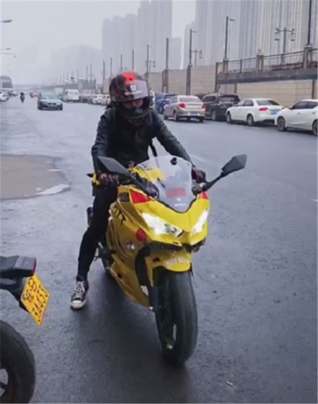 近期,在安徽芜湖街头实拍芜湖首台"皮卡丘版"川崎400摩托车,4.