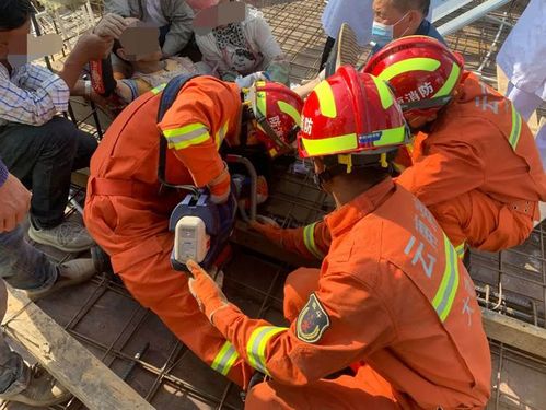 大理祥云1名工人手臂和大腿被钢筋刺穿消防紧急救援