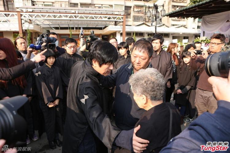 组图:胡瓜母亲告别式 张菲高凌风现身哀悼 73 / 79