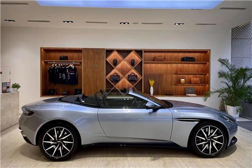 阿斯顿马丁db11两门四座软顶敞篷跑车