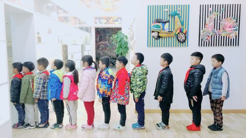 宝贝们排队进教室