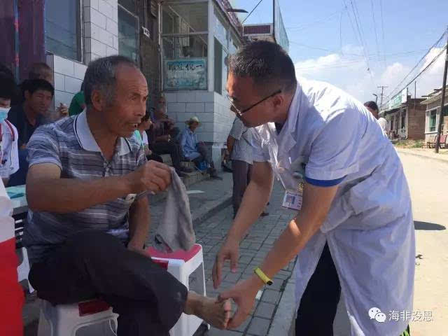 侯杰医生在为一名下肢疼痛的患者做体格检查↑ 并对其进行了相关宣教
