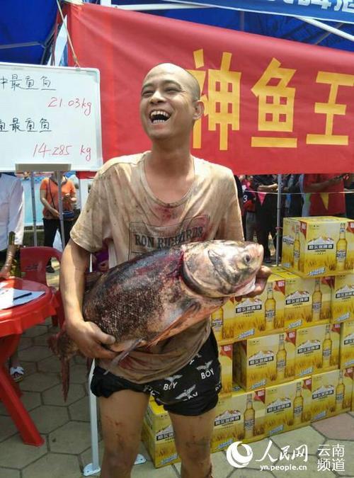 壮观云南孟连万人捉神鱼组图