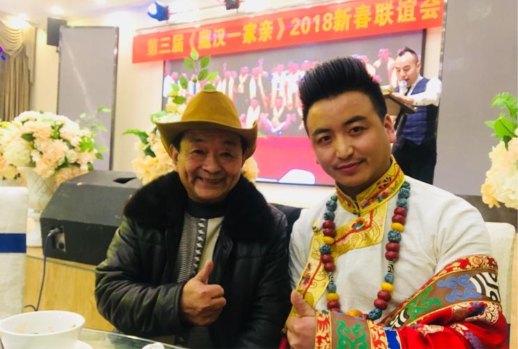 巴蜀笑星~巴登老师同台演出