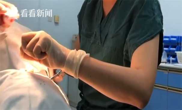 女子哺乳期后胸围暴增苦不堪言接受缩胸手术