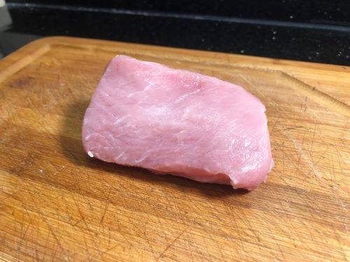 准备猪里脊一块,我这个是通脊肉大概有150克,也