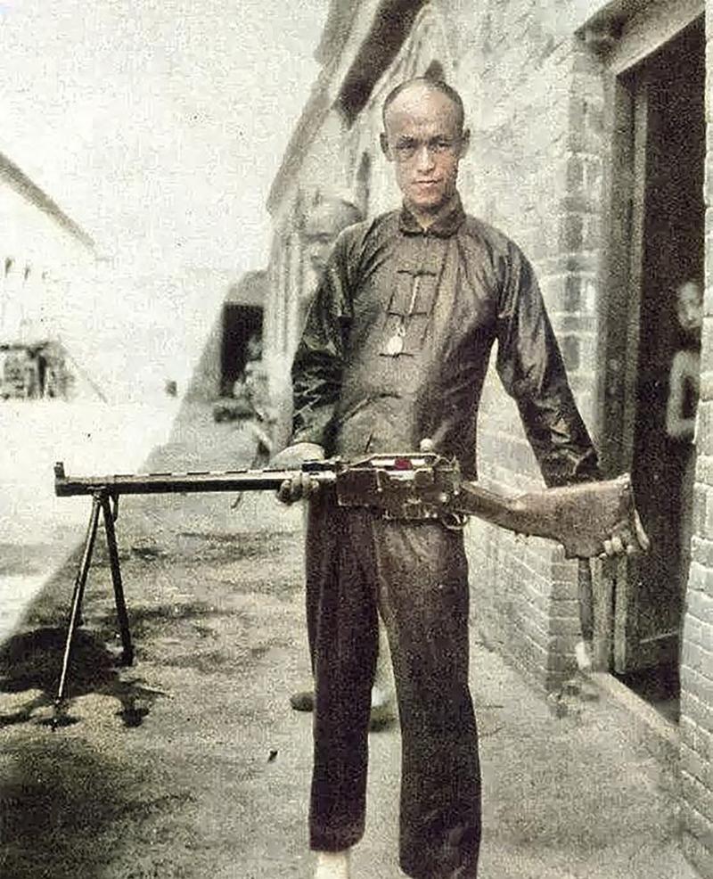 1 / 9 【图为清军从国外购买的马克沁机枪】清朝装备机枪的时间也很