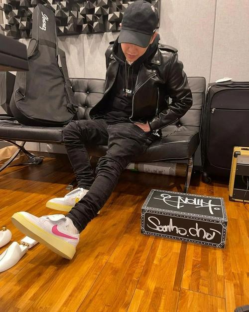 权志龙的新歌呢原来是忙着送快递谁收到了权志龙送出的新鞋