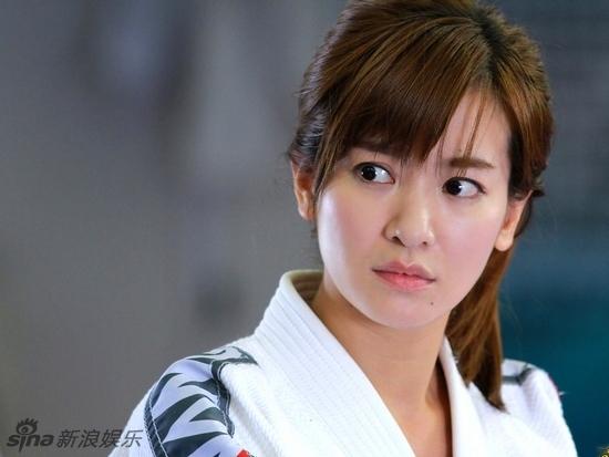 由琼瑶创作的《花非花 雾非雾》曝光了主演们的单人剧照,男女一号为