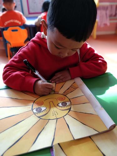 大二班创意美术——《暖暖的太阳》