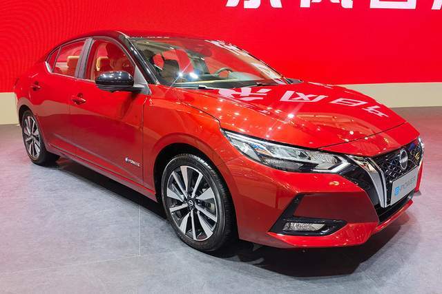 整体造型也更加运动年轻,东风日产轩逸e-power车头和车尾应用了全新